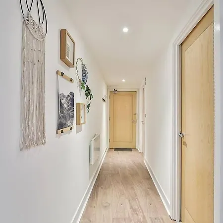 The Exclusive Gem Of Leeds - Sleeps 8 * Leeds (West Yorkshire)